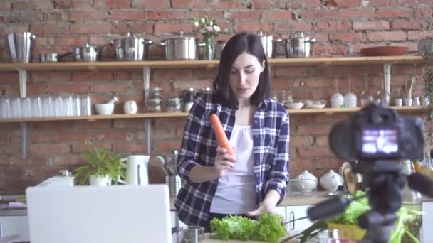 Blogueiro vegan menina fala sobre legumes em uma webcam na Internet — Vídeo de Stock