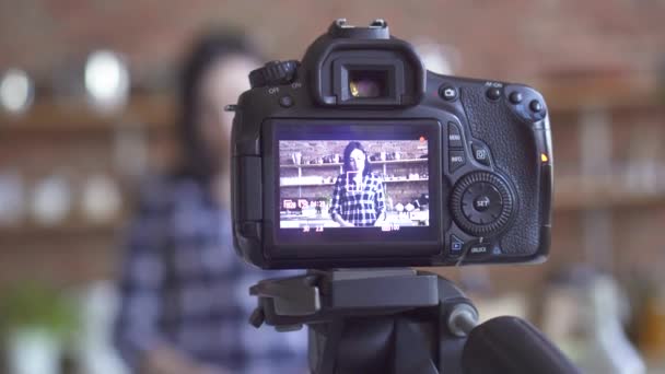 Dziewczyna wegańskie blogger opowiada o warzywa na kamery w Internecie — Wideo stockowe