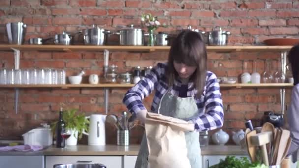 Couple de même sexe deux filles dans la cuisine, baiser — Video