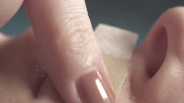 Son derece yakın çekim, kadın yüzü saç kaldırma balmumu şeritler