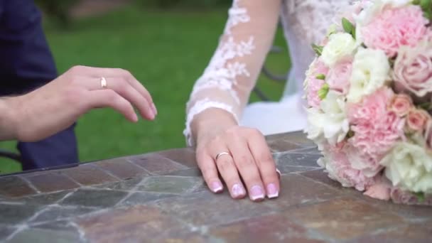 Concepto idea recién casados, anillo de boda — Vídeo de stock