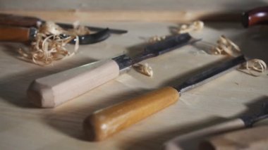 Ahşap talaşı ile bir tablo için vintage marangozluk aletleri kapatın