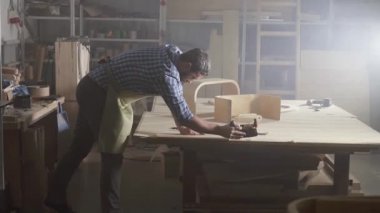 karanlık bir otantik atölye ağaçta tişörtlü adam Doğrama uçak