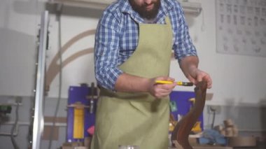acımasız adam bir sakal kraftman boyalar otantik bir atölyede ahşap boşluk