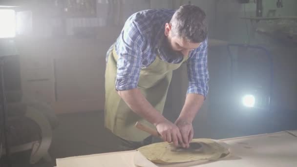 Portret man timmerman in een authentiek atelier slijpen van gereedschap — Stockvideo