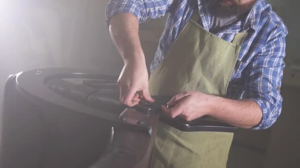 Manos de maestro masculino ensamblando muebles de cerca en un taller oscuro de cerca — Vídeos de Stock