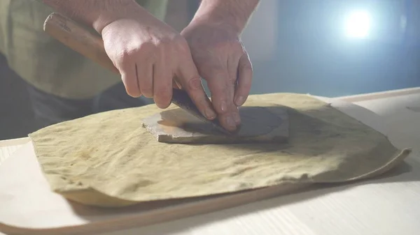 Keskinleştirme marangoz ahşap yakın kadar mens eller üzerinde çalışmak için aracı el