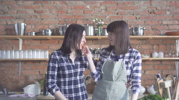 iki lezbiyen kızlar Mutfakta gömlek içinde hazırlama