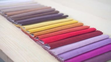 Palet kaliteli renk kumaşlar yakın çekim.
