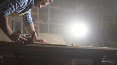 portre erkek marangoz ahşap planya karanlık atölyesinde gömlekli