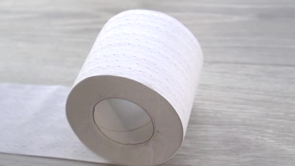 Концепция идеи туалетной бумаги с перфорацией крупным планом — стоковое видео
