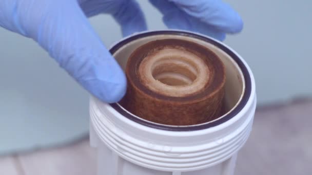 Filtre à eau usée dans le purificateur d'eau domestique — Video