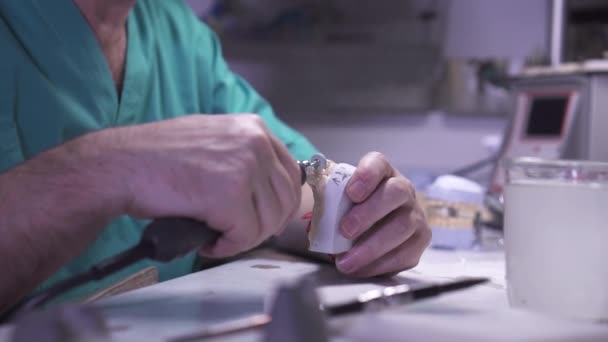 Les mains d'un homme prothésiste dentaire rectifieuse au travail — Video