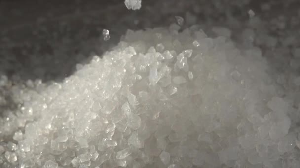 Żel krzemionkowy kryształy spadają szczegół zwolnionym PN — Wideo stockowe