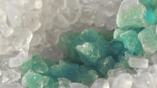 Modrá tekutina je absorbována bílé granule s silikagelové krystaly — Stock video
