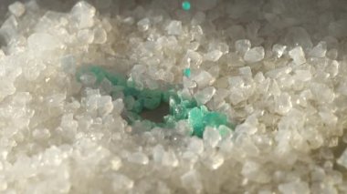 mavi sıvı beyaz silika jel kristalleri tarafından emilir