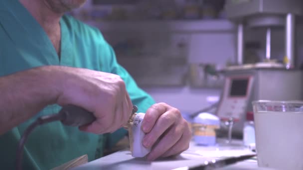 Diente artificial realizado por un especialista en prótesis dental . — Vídeos de Stock