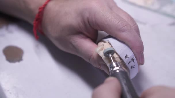 Takma diş prosthetist yakın çekim yapma süreci — Stok video