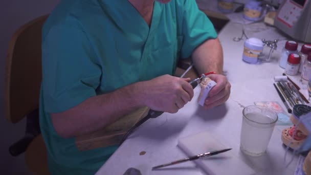 Hombre Prótesis Dental Rectificadora Trabajo — Vídeo de stock