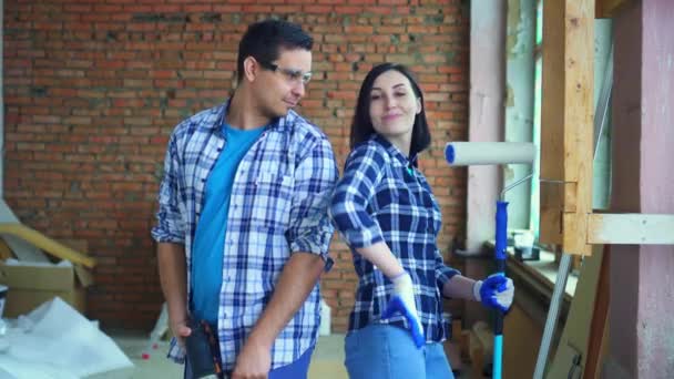 Casal casado em camisas xadrez pronto para ser reparado em sua casa — Vídeo de Stock