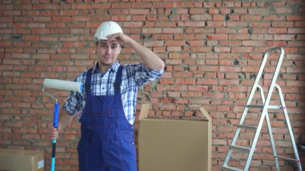 Людина в робочій формі в білому шоломі, після хорошої роботи — стокове відео