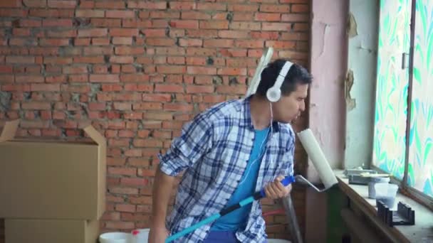 Πορτρέτο Εκφραστική Χαρούμενος Άνθρωπος Στο Πουκάμισο Και Ακουστικά Τραγουδά Και — Αρχείο Βίντεο