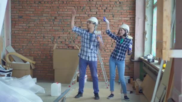 Constructorii veseli dansează în timpul reparației — Videoclip de stoc