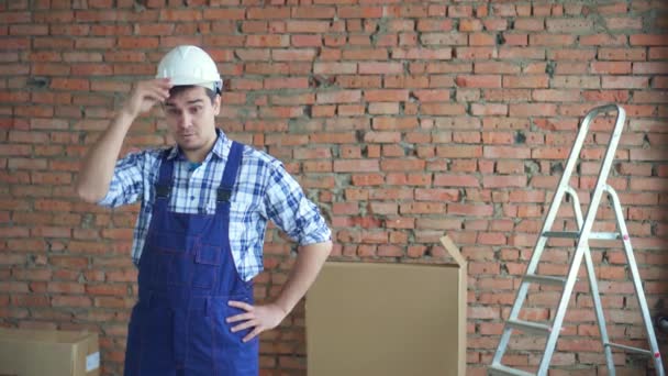 Homme perplexe et confus en uniforme de travail agitant les bras — Video