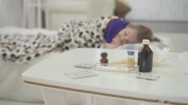 küçük bir kız bir soğuk ile evde, hasta vardır hapları ve ilaçlar içinde belgili tanımlık geçmiş