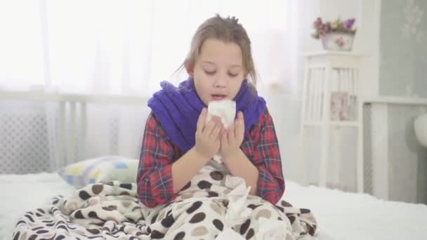 Девочка-подросток чихает. Аллергия, простуда и боль в горле , — стоковое видео
