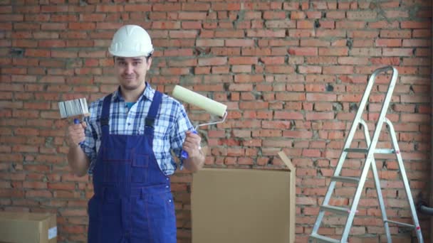 Retrato Macho Construtor Pintor Sorrisos Pronto Para Reparação — Vídeo de Stock