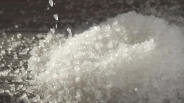 Beyaz silika jel kristallerinin bir yığın halinde düşmek