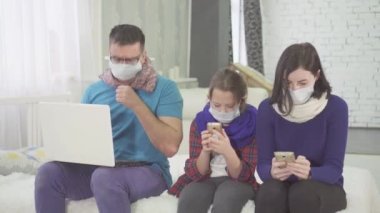 salgın kavramı, hasta ve öksürük, evde, tıbbi maskeli oturan ailedir
