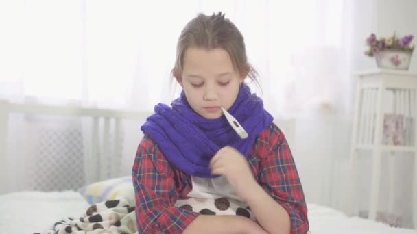 Uma adolescente que está doente sentado em casa, alta temperatura, entediado — Vídeo de Stock