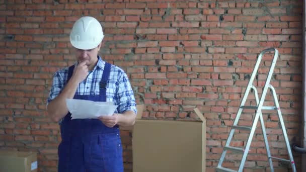 Colère Mauvais Constructeur Masculin Expressif Dans Uniforme Travail Feuilles Scatter — Video