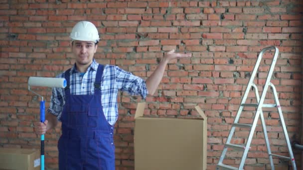 Retrato Constructor Masculino Casco Blanco Uniforme Muestra Mano Para Copiar — Vídeo de stock