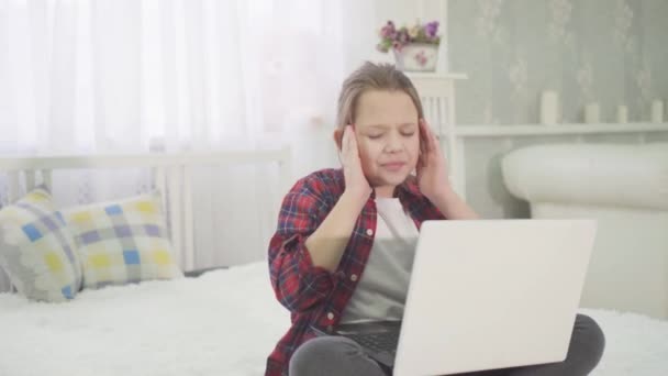 Retrato Dolor Cabeza Severo Niño Que Sienta Computadora Portátil Haciendo — Vídeos de Stock