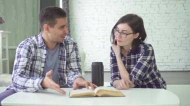 adam ve genç kadın, evli çift, Ses Yardımcısı'nı kullan