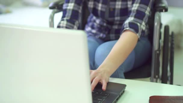 Tippen auf der Tastatur, junge Frau behindert, Rollstuhl, Fernarbeit zu Hause, Computer-Headset — Stockvideo