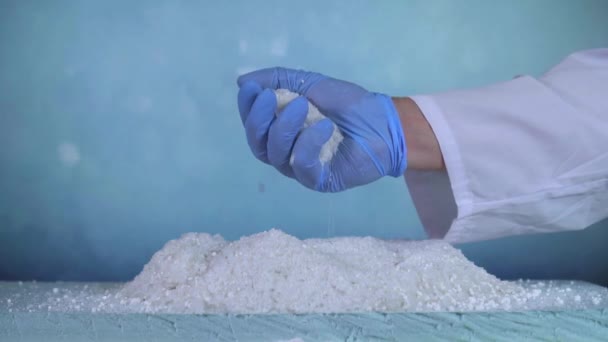 Рука в синій рукавичці, вчені перевіряють де-офіцера, прибиральника проти льоду — стокове відео