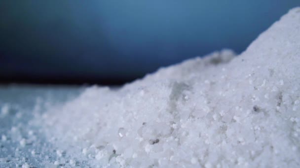 Beyaz granül reaktif anti-icer — Stok video