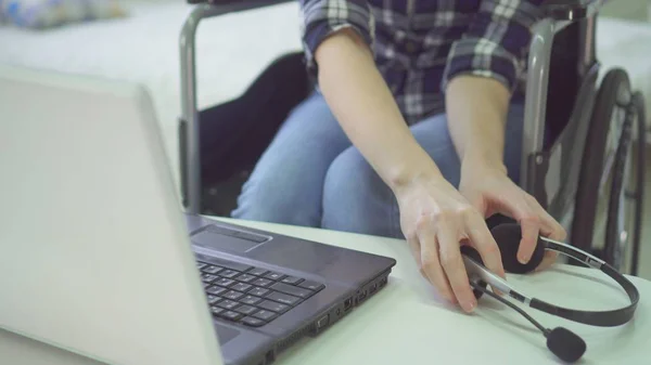 Tecleando en el teclado, mujer joven discapacitada, silla de ruedas, trabajo remoto en casa , — Foto de Stock