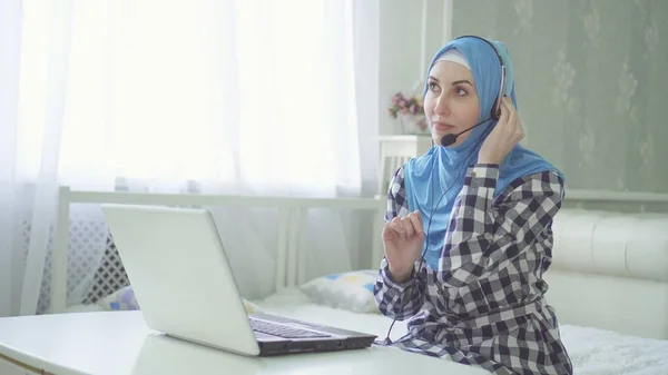 美丽的女人在头巾在电脑上与耳机, 遥远的工作, 呼叫中心 — 图库照片