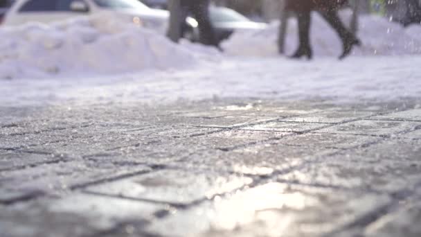 Anti-Vereisungsmittel fällt im Winter auf Eis — Stockvideo