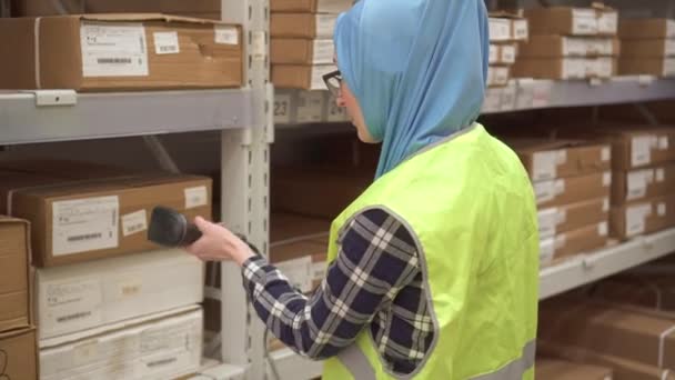 Chica trabajador de la tienda con escáner de código de barras de mercancías — Vídeo de stock