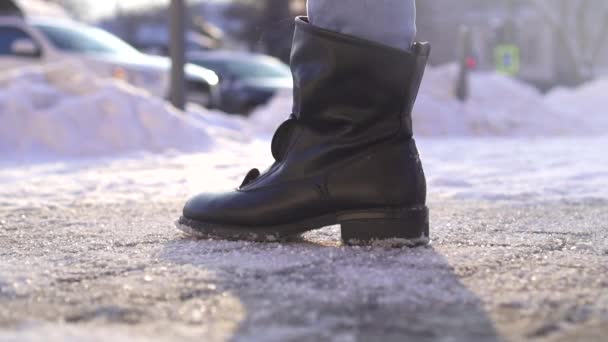 Piéton de pied marchant sur la glace saupoudré de réactif antidérapant de près, mo lent — Video