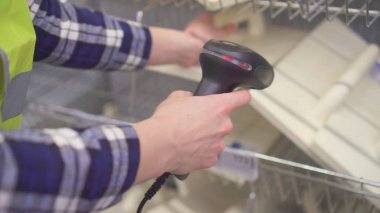 Bir barkod tarayıcı kullanarak ürünler için muhasebe