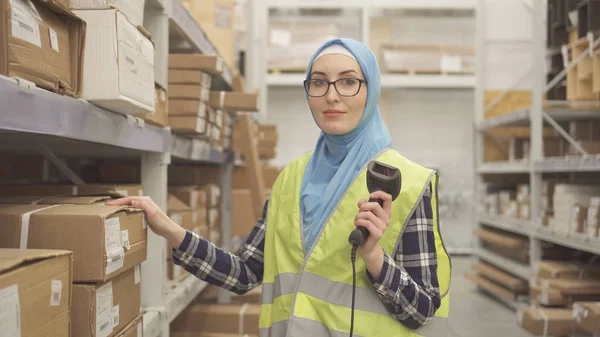 Hijab dükkanı işçi barkod tarayıcı ile portre Müslüman