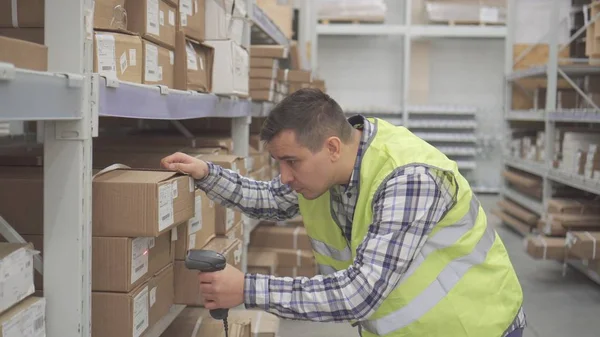 Adam depolamak kutuları etiketlere tarama barkod tarayıcı kullanarak alt