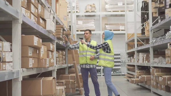 Ambarı işçilerin iletişim ve muhasebe tarayıcı barkod taşımak